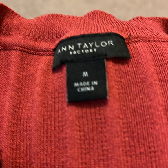 Ann Taylor sleeveless dark rose top. Size Medium. - Picture 6 of 7